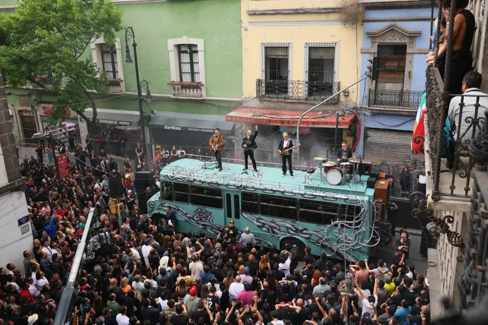 NME: Watch U2 film video for upcoming single ‘Street Of Dreams’ on bus in Mexico City