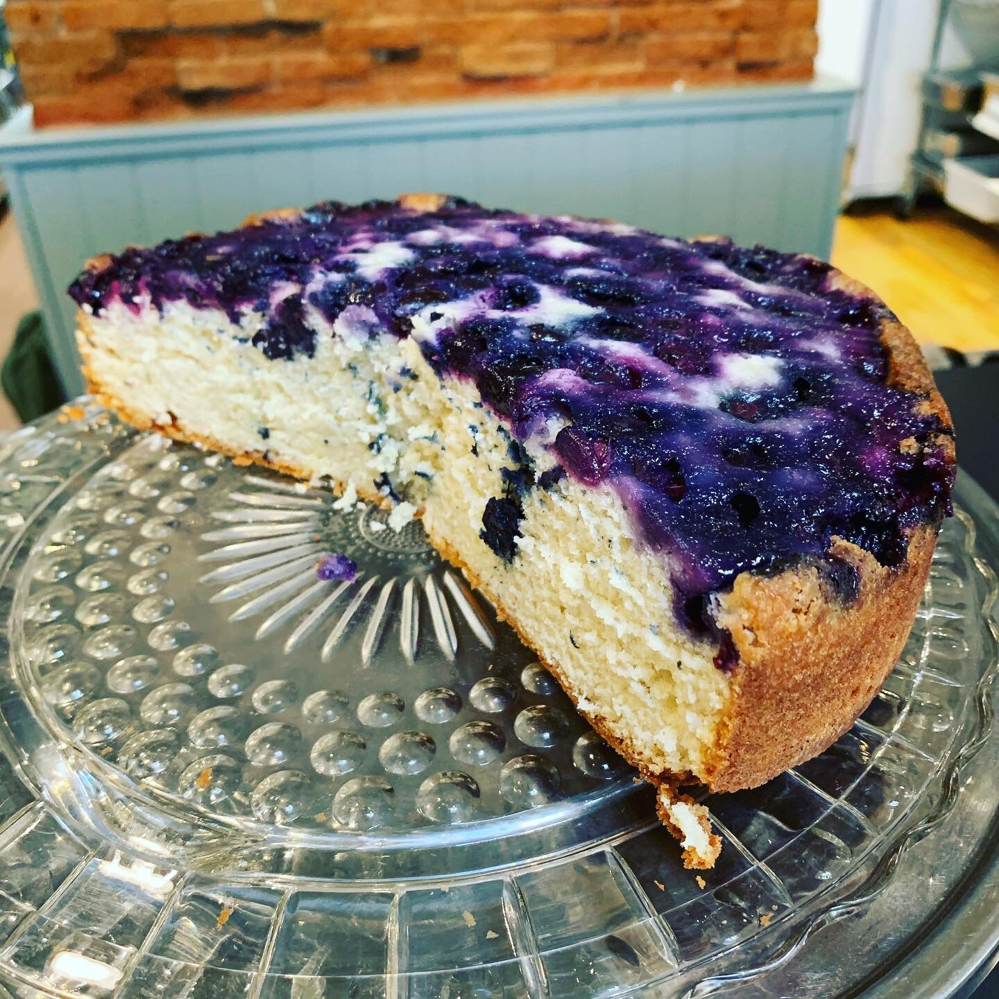 Happy Labor Day weekend everyone! Come join us tonight from 5-8:30 and enjoy a slice of this beautiful blueberry buttermilk cake, it&rsquo;s got your name on it! (Pairs nicely with a glass of Prosecco too)

#dessert #winebar #downtownsonora #traveltu