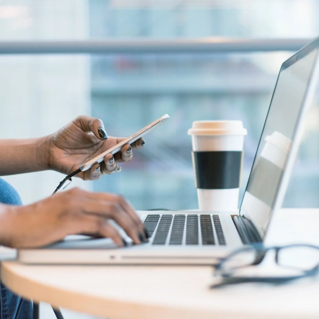 solopreneur-virtual-assistant-client-working-on-laptop