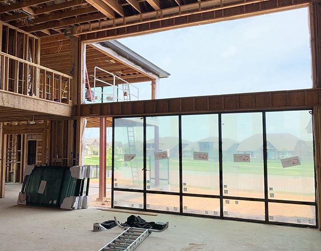 Room with a view. ✔️ Want a wall of windows engineered into your future home? Call us.
#anvilstrong #wallofwindows #houstoncustomhomes #structuralengineer #houstonhomes