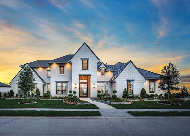 We love seeing client photos of our completed projects. Check out the curb appeal on this one! #bridgeland #houstoncustomhomes #customhomeshouston #anvilstrong