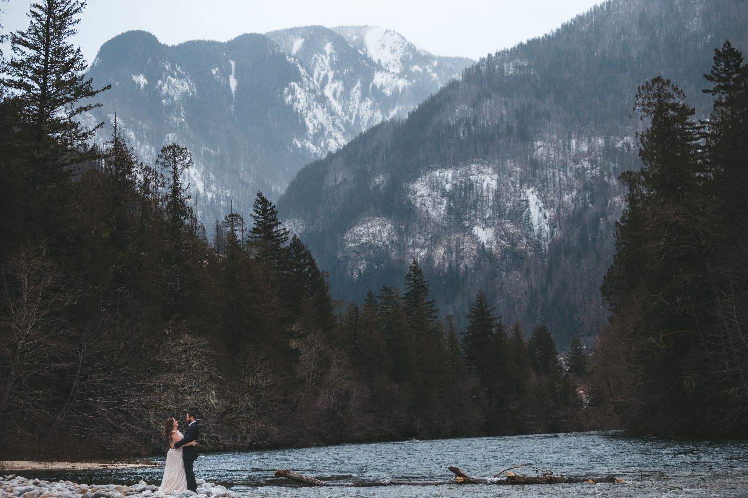 small-couple-snowy-mountains-winter-wedding