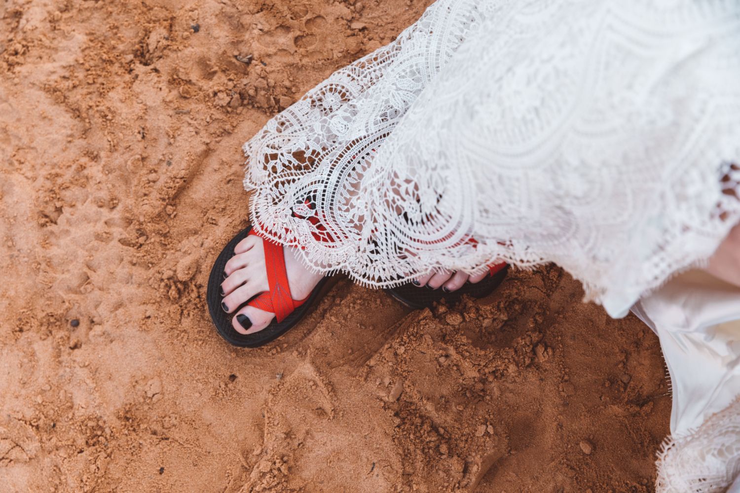 bride-chacos-desert-sand