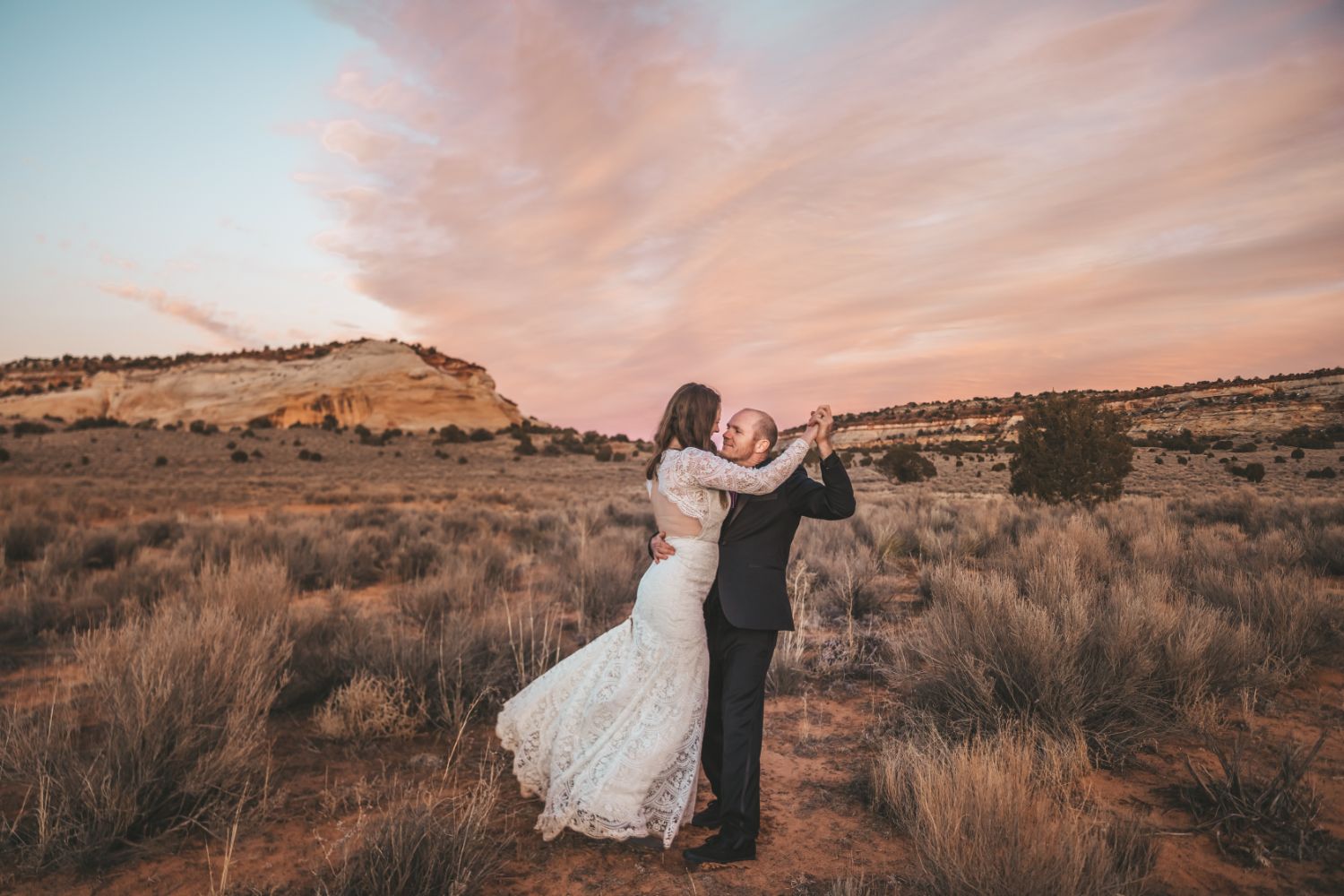 married-couple-sunset-utah-desrt-elopement