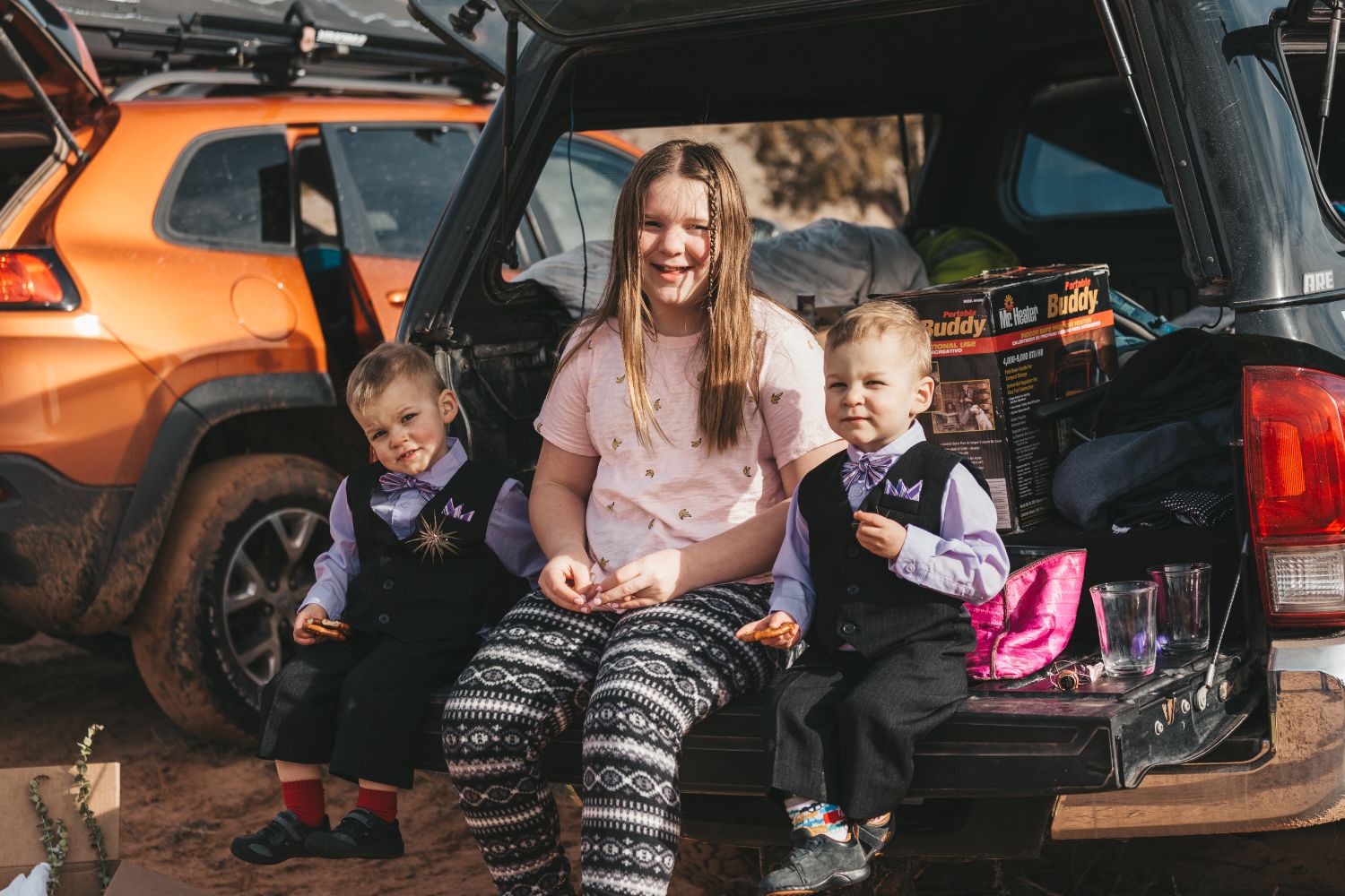 kids-sit-back-of-truck-utah-desert-elopement