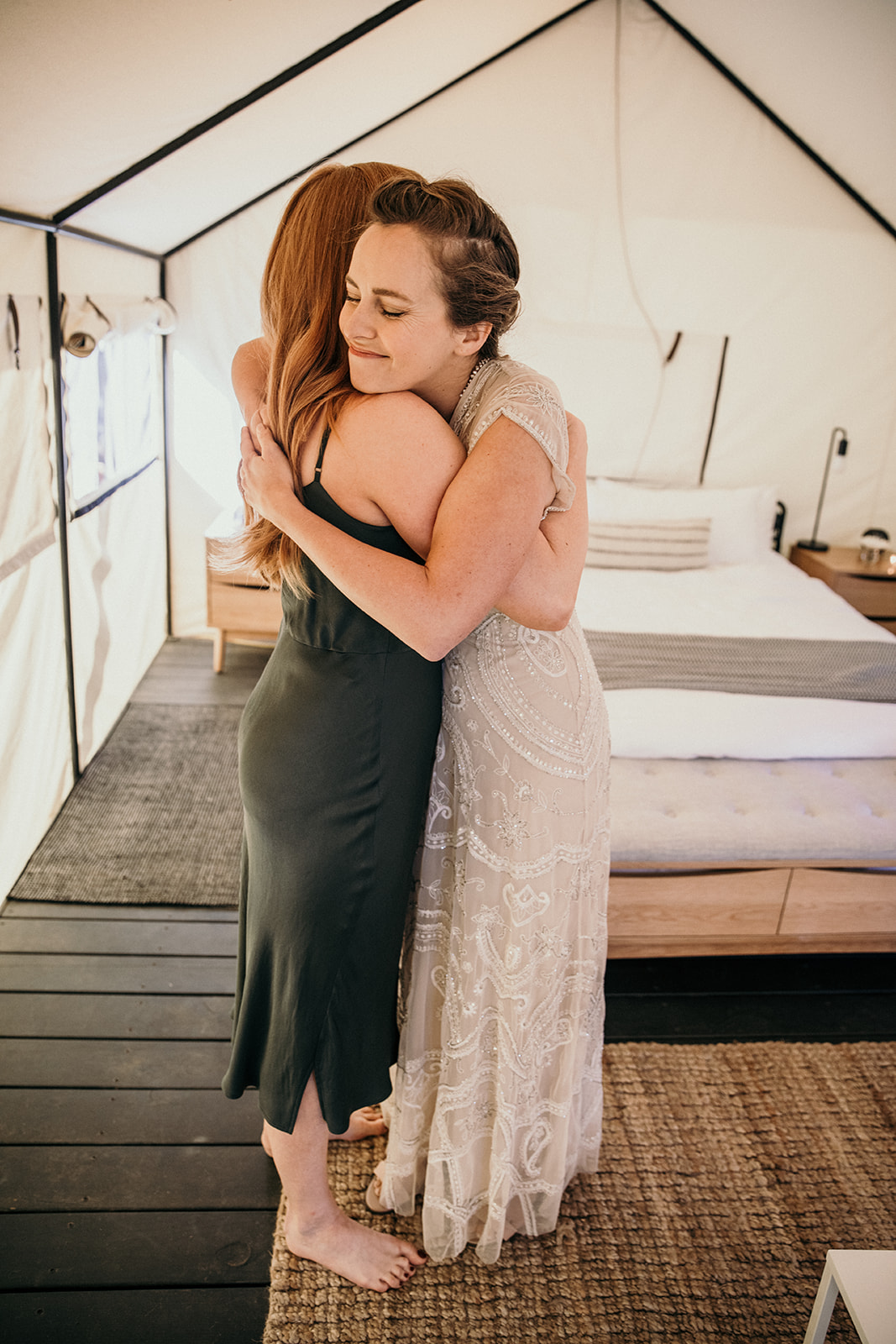 bride-hugs-sister