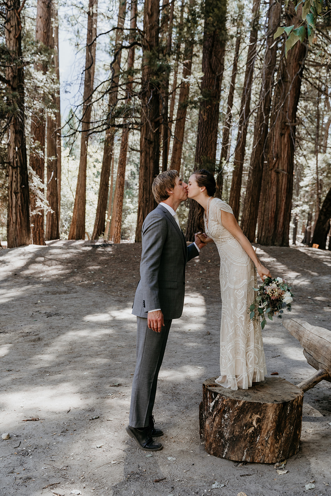 groom-tip-toes-kiss
