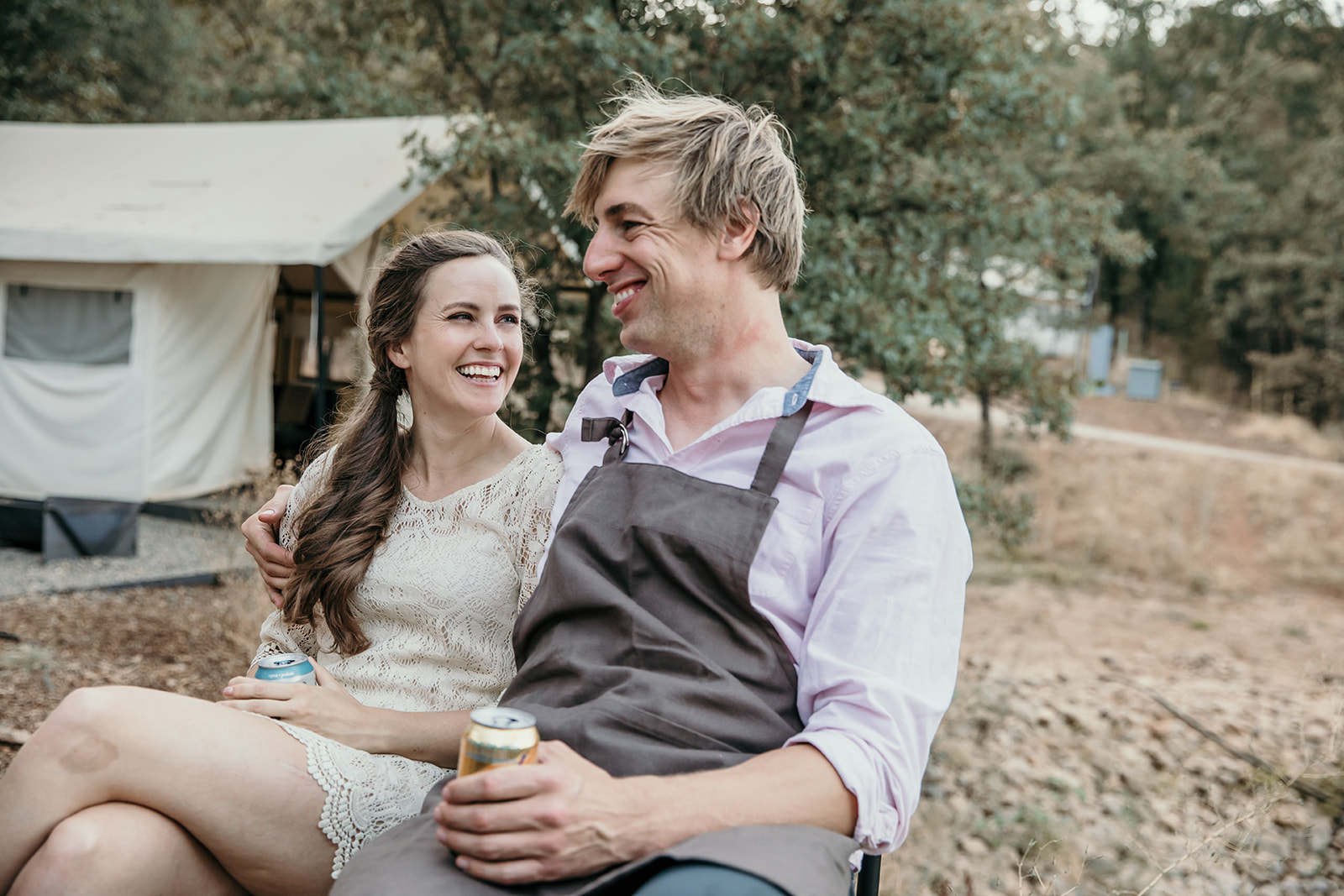 couple-laughs