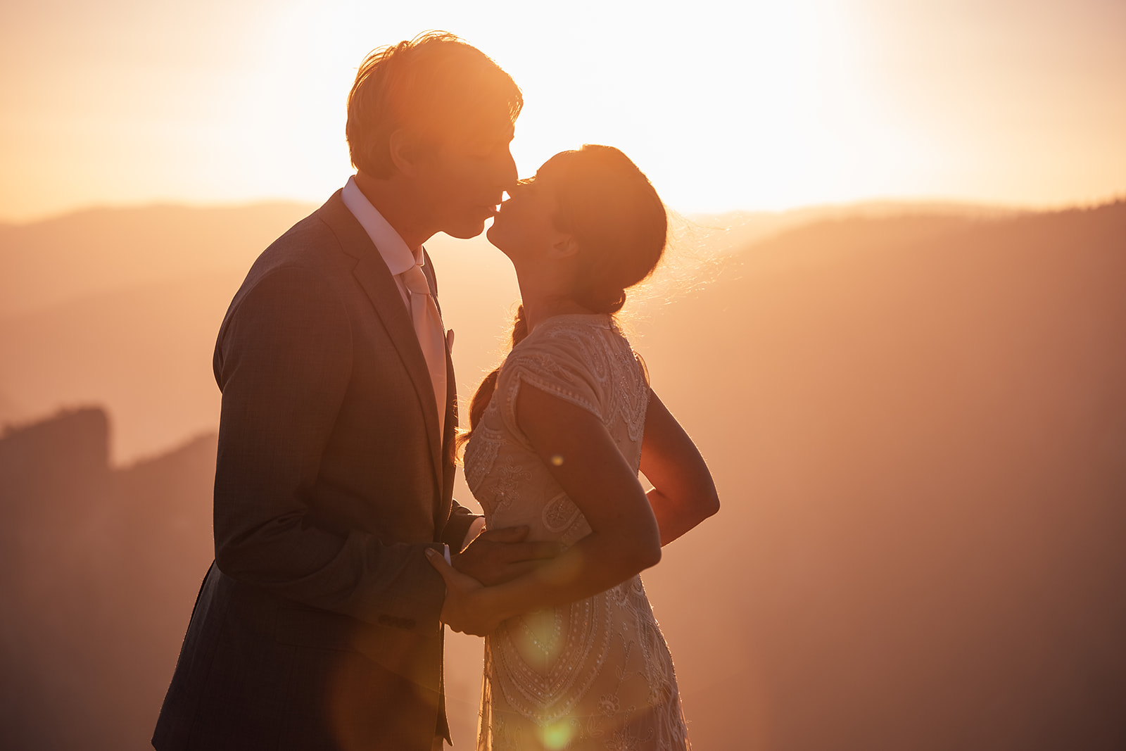 couple-kiss-sunset