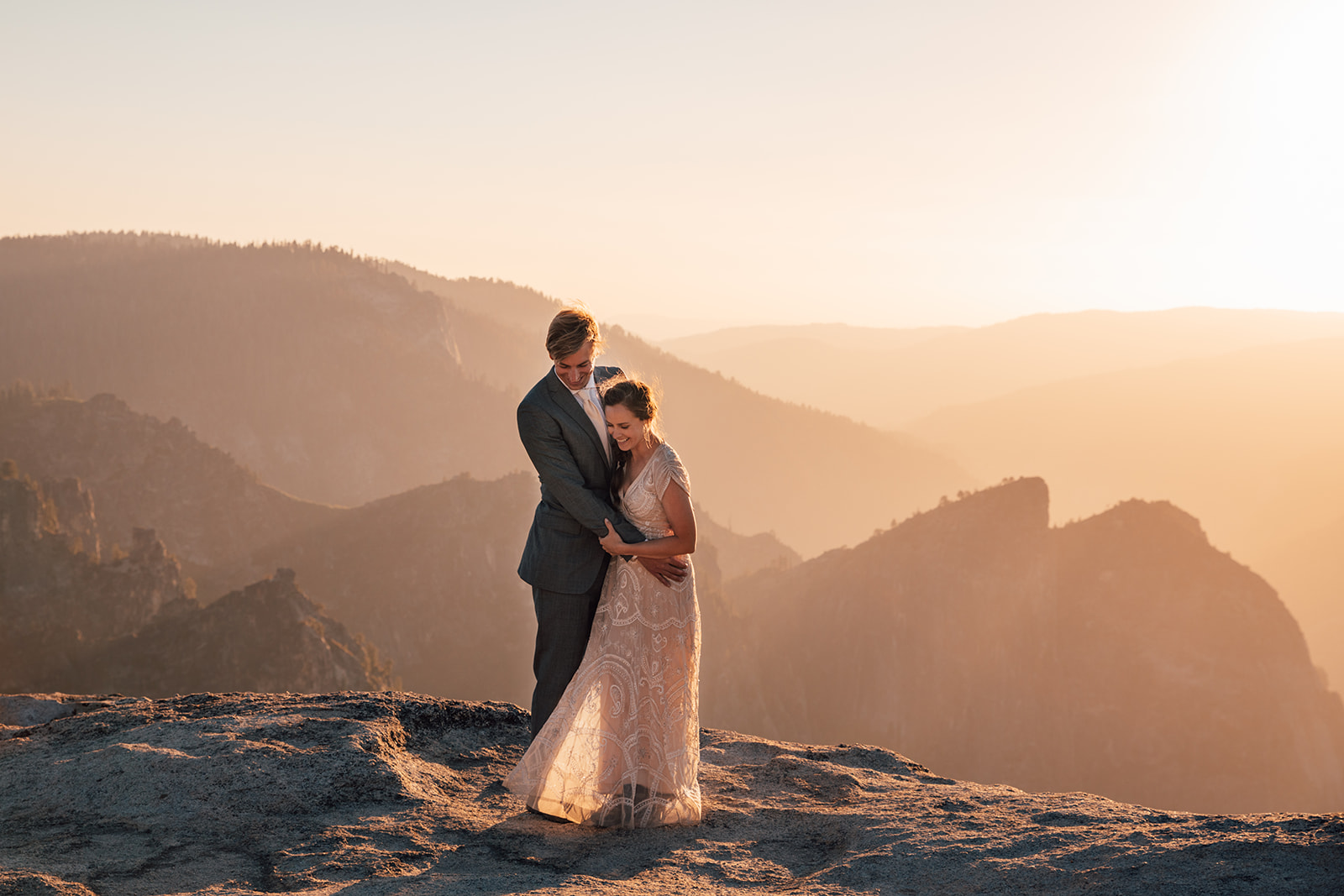 couple-eloping-yosemite-mountains