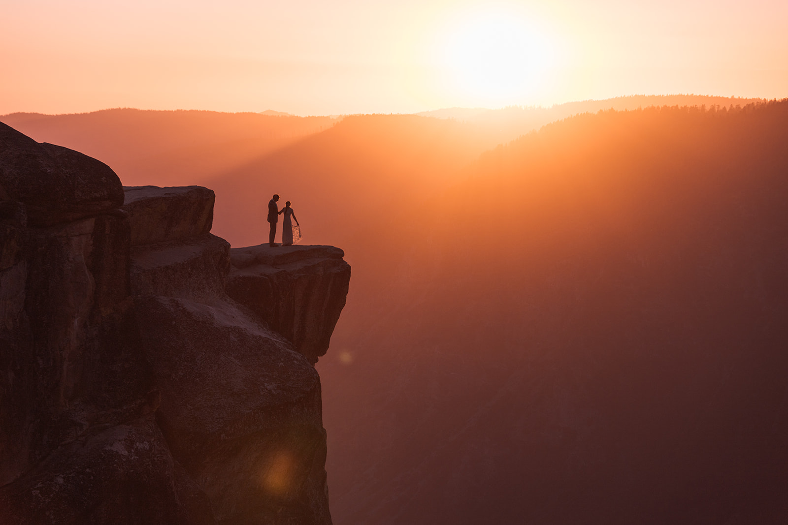married-couple-cliff-edge-sunset