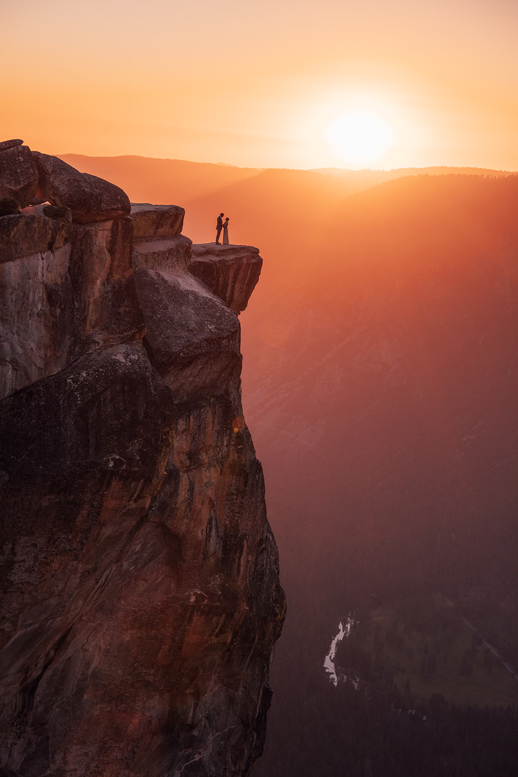couple-cliff-yosemite-sunset