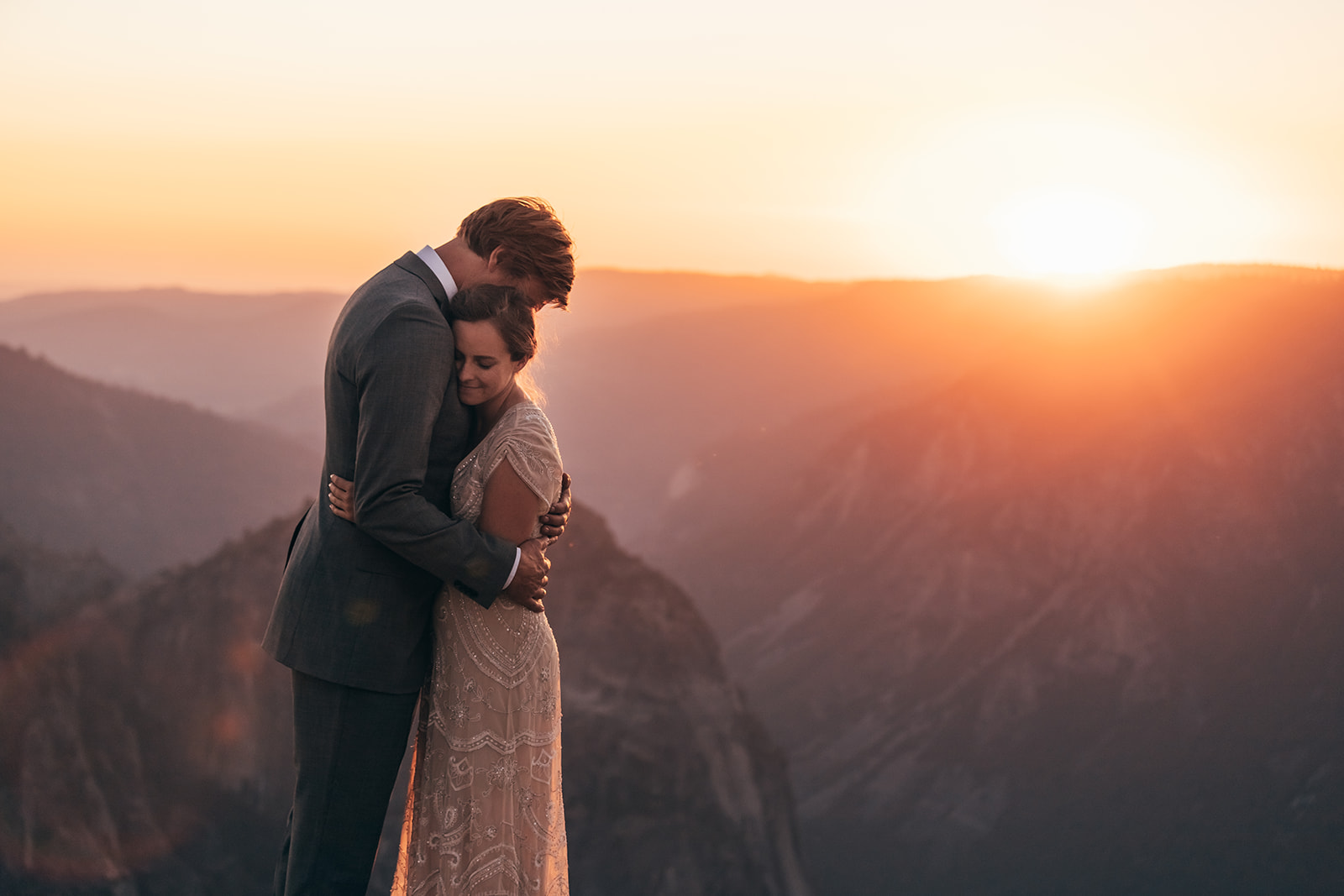 couple-hug-mountains-sunset