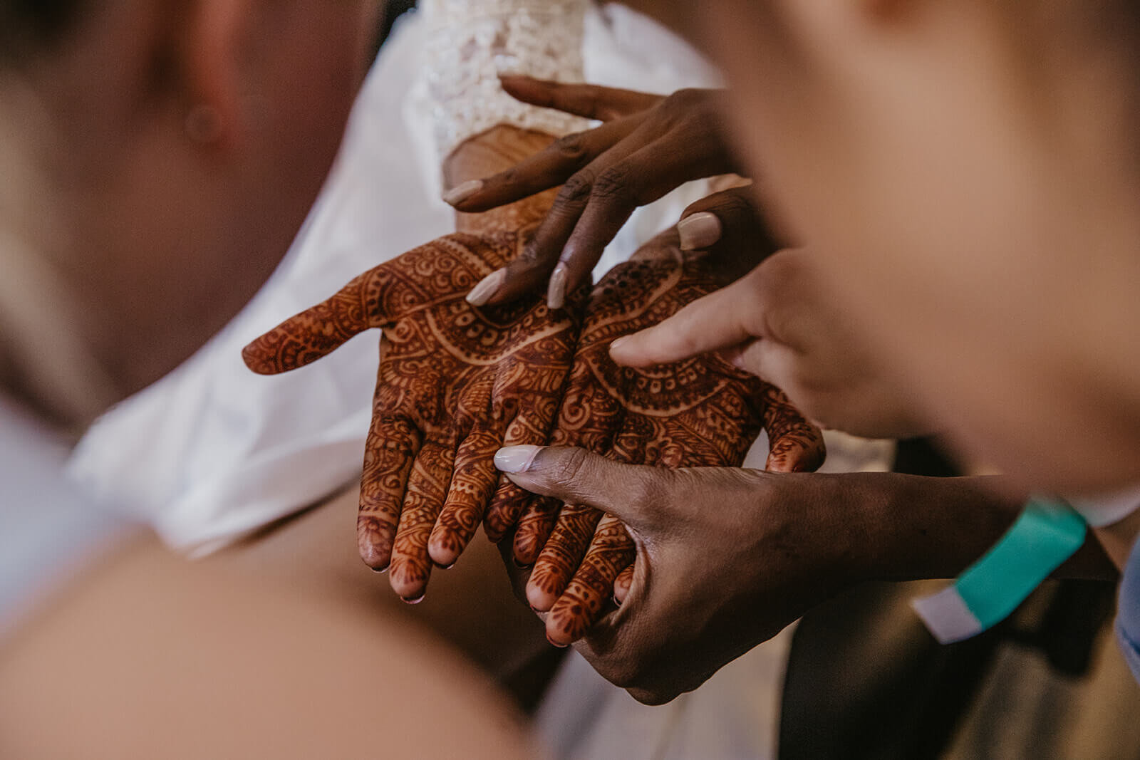 indian-bride-henna-hands