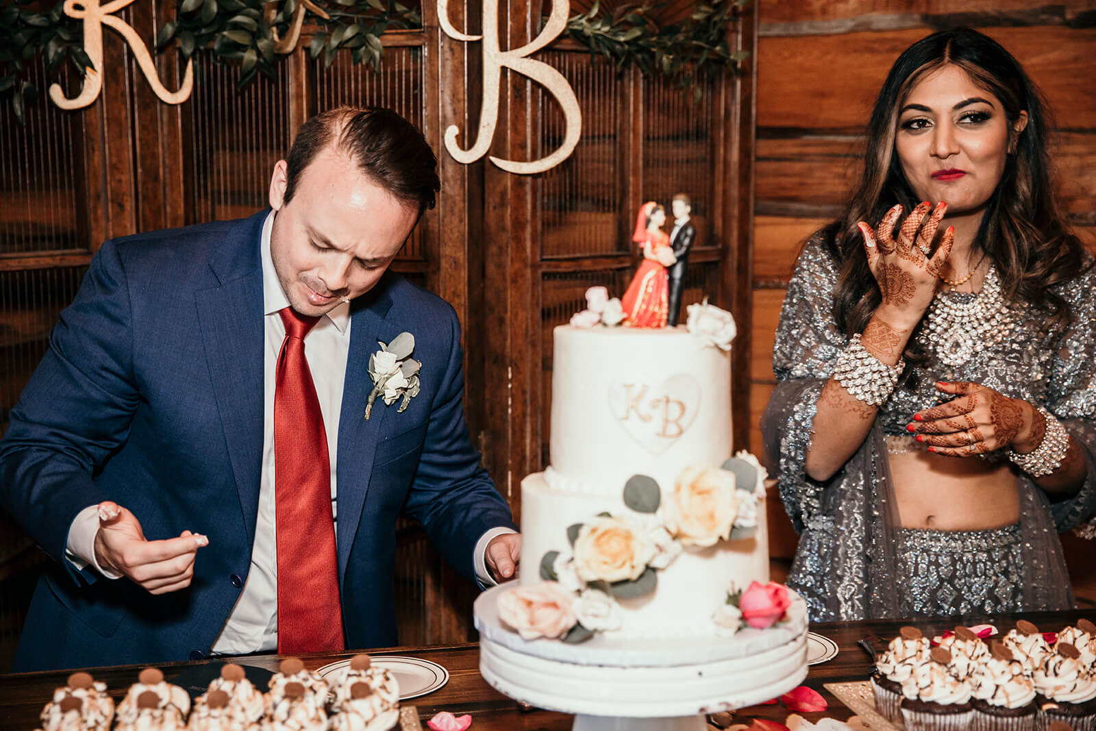  Married couple eats the cake 