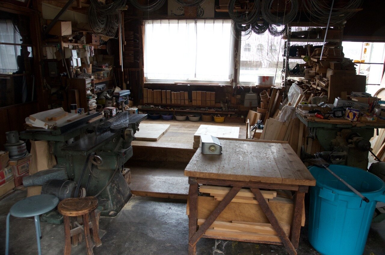  The workshop of the bathtub craftsman. Notice the line of round-bottom planes used for bucket-making. In Japan, it is believed in boats and barrels that the heart wood should always be oriented towards the liquid. That means, in barrels, the heart w