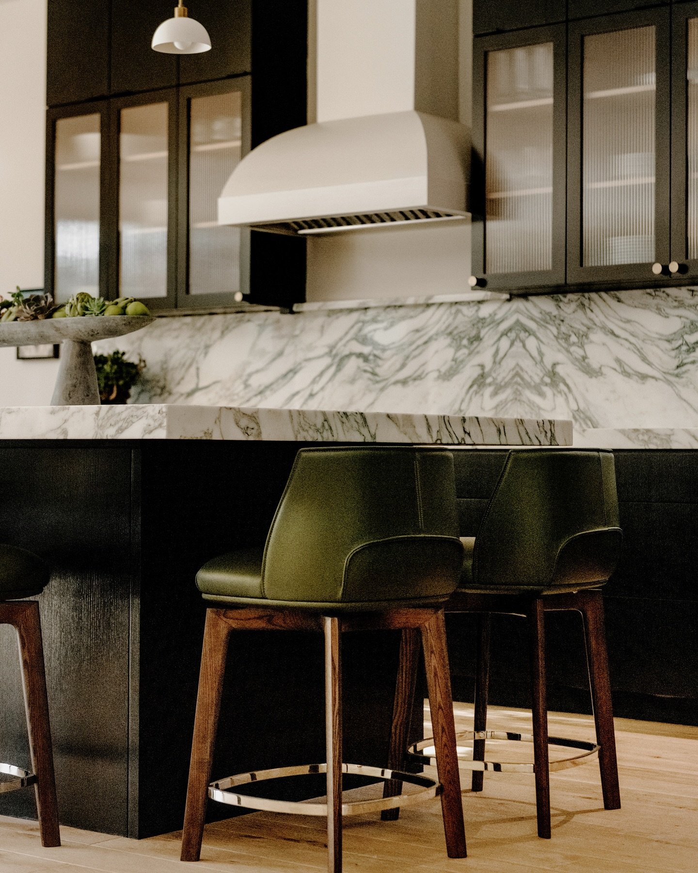 The story of the stone: &ldquo;It took the whole team to find the right marble for this kitchen,&rdquo; says interior designer, @cassiejdesigns. &ldquo;We knew we wanted a statement, but not something overpowering. We ended up finding the perfect Ara