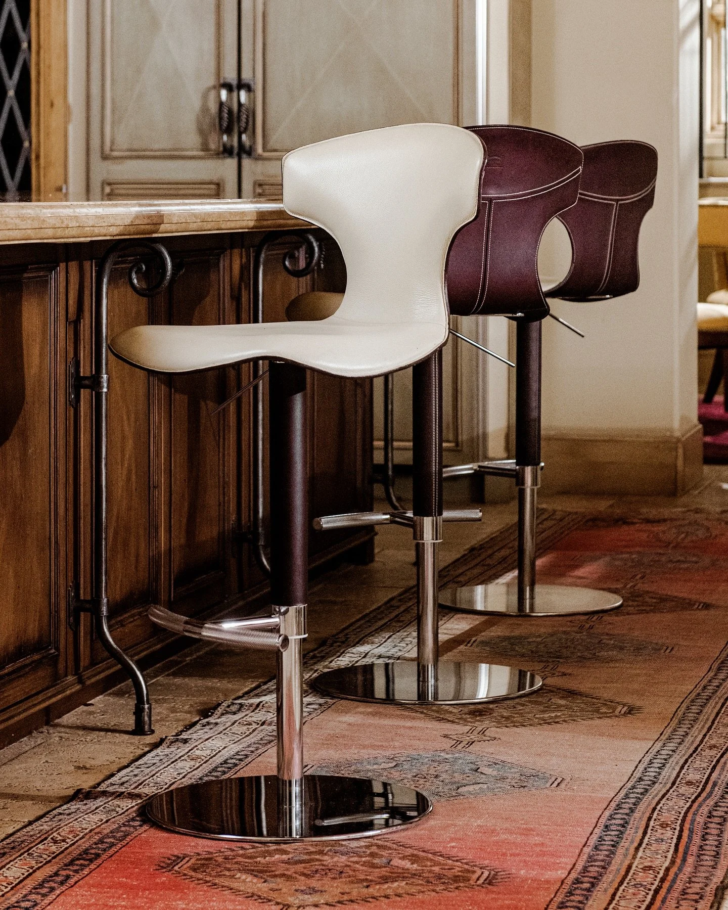 One stool, three ways✨
The Montera Swivel Stool, designed by @roberto_lazzeroni for @poltronafrauofficial, is featured here in three unique kitchens, each finished in a different leather to reflect the client’s style and space:
1. Timber Oak
2.