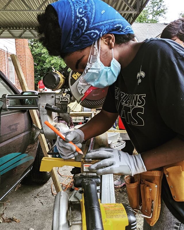 Emerald joins us today to build a wheel chair ramp! ...
..
✔️ Distant
✔️ Outside
✔️ Protected
✔️ Supporting @maconbibbcounty ...
#rebuildingmacon #reshapinglives