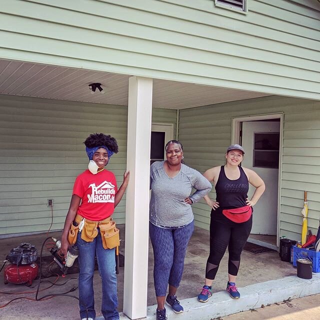 Emerald joined us again today, helping replace the posts on Starla's car port. These were holding up the roof to her house. As we began pulling down the old ones, which were rotting, we discovered there were no posts beneath the painted boards. 
It t