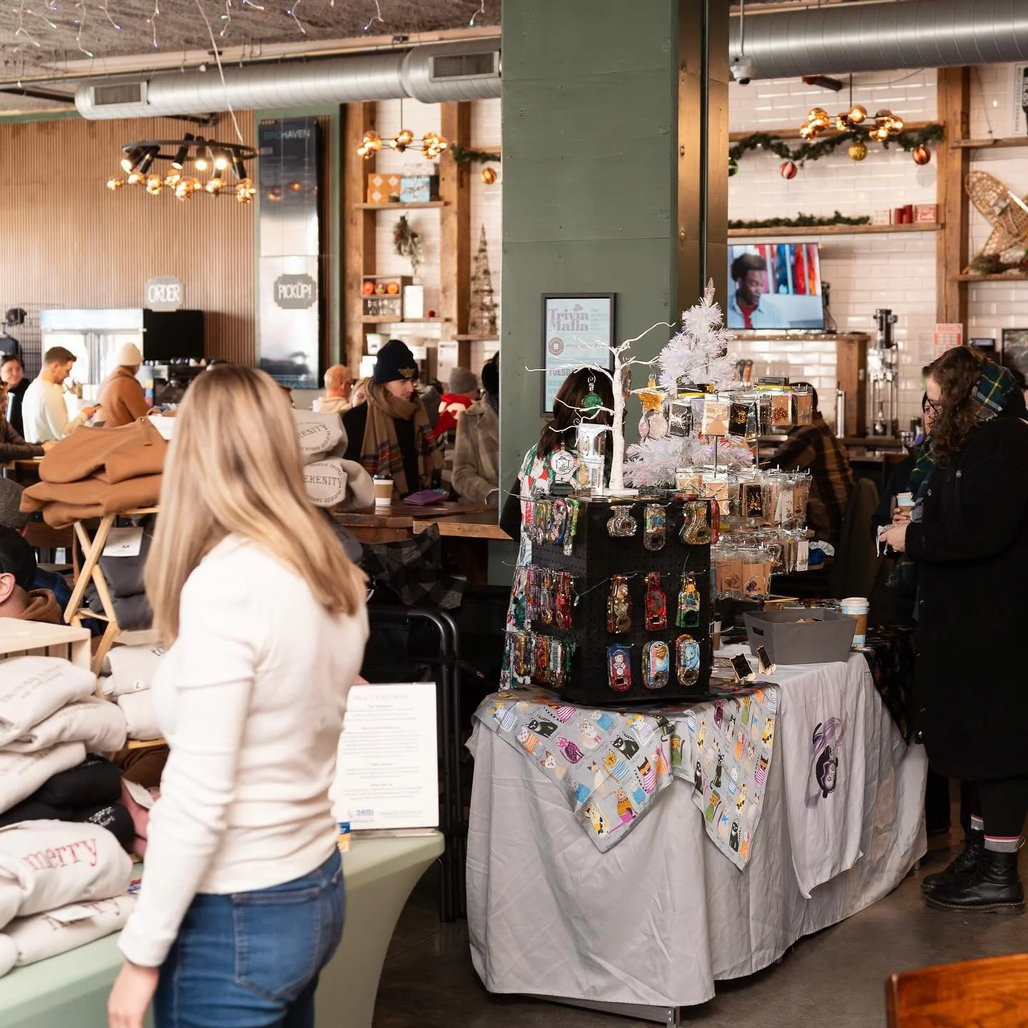 The MPLS Craft Market is where you&rsquo;ll find local makers, good eats, and all the holiday feels.🎁🎅&hearts;️We have a full weekend ahead of us:

Saturday 🎄Handmade Holiday Market @bruhavencraft (12&ndash;5PM)

Saturday &amp; Sunday 🎄Field &amp