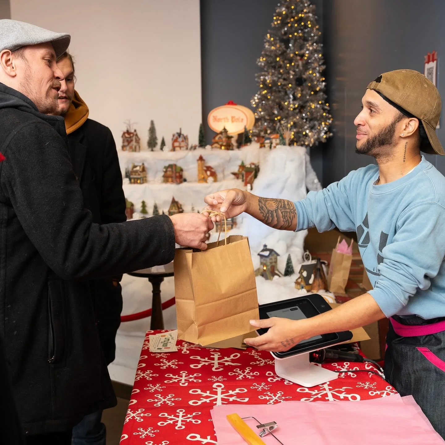 👀 Did you check your holiday list twice? Meet us Holidays🎄 on Nicollet @idscenter for the 🎁 you may have missed 😉 From jewelry to vintage, find it all here! 
Guess what? We&rsquo;ve our extended hours AND 🎅Santa is NOW in Crystal Court @mplsdown