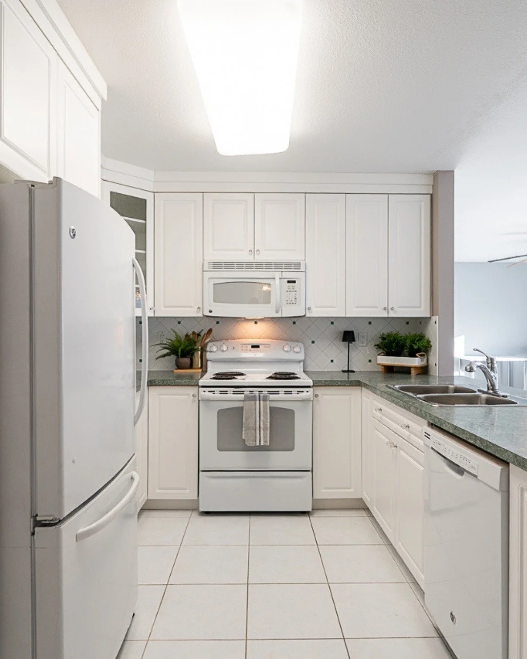 Looking to downsize without giving up space?

This top-floor corner unit at Carriage House offers 1,153 sq ft with 2 bedrooms and 2 bathrooms &mdash; thoughtfully laid out with bedrooms on opposite sides for extra privacy.

Bright and airy with windo