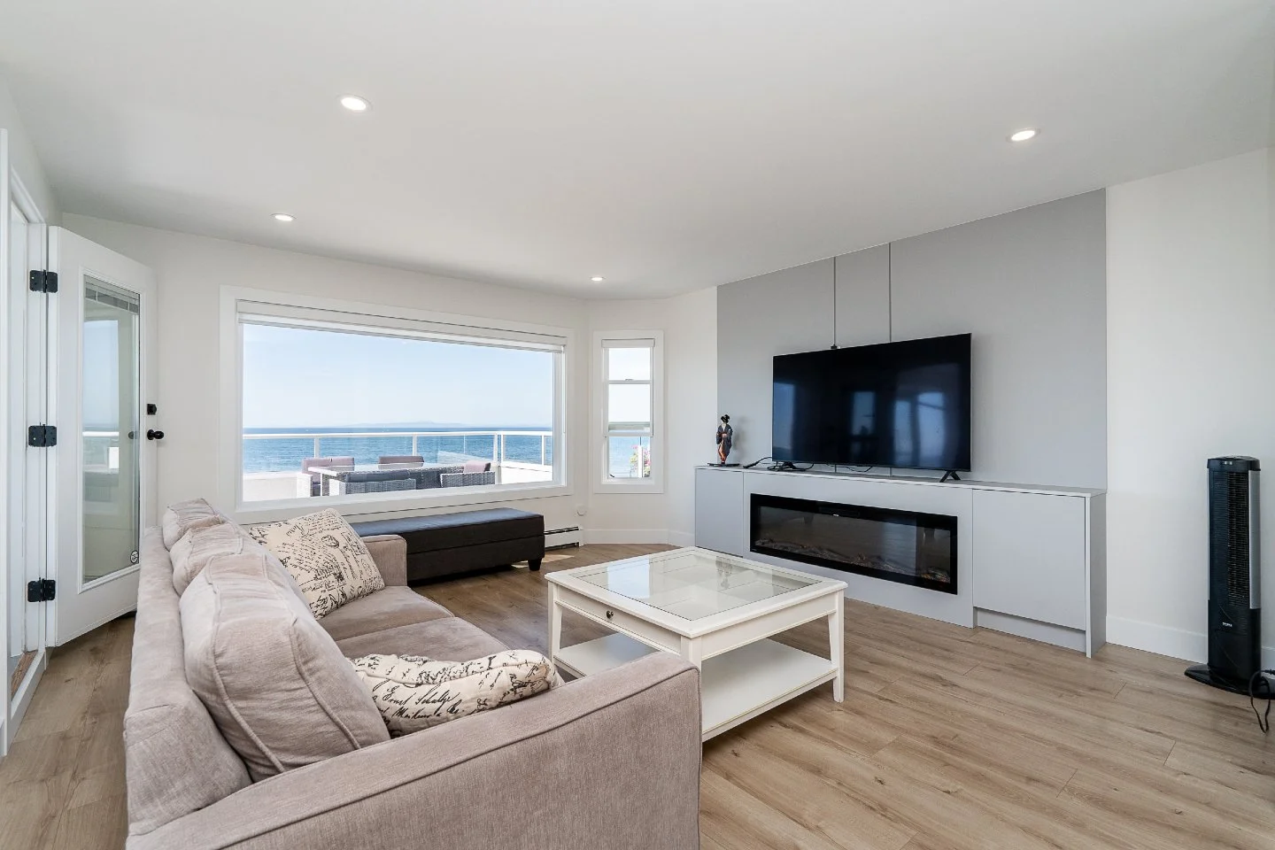 Want $50,000 in income potential WHILE living in White Rock?

Then come see this house:

Open layout with brand new kitchen, gas cooktop, large island, and solarium to enjoy year-round ocean views. 3 bedrooms on the second level including a spacious 