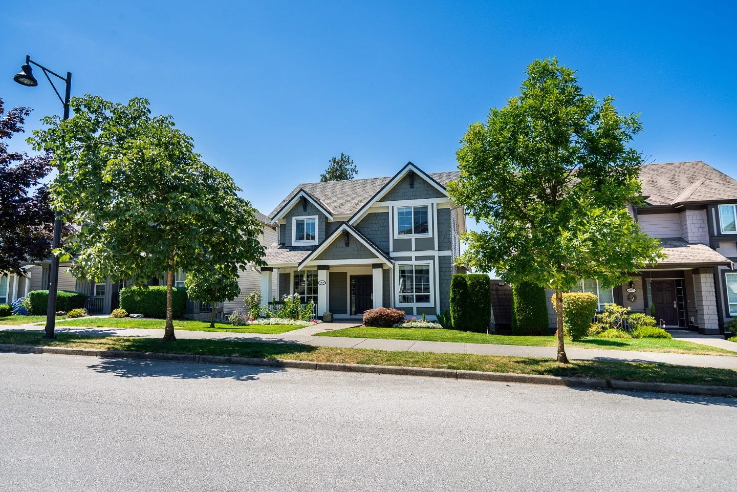 Perfect curb appeal doesn't exis---

in fact, it does. Right here. But that's not all to love about this Cloverdale home. Who doesn't want to have people drive by their house and go 'hey, that's a nice home!'

6069 163B Street, Surrey

.
.The Moe Tea