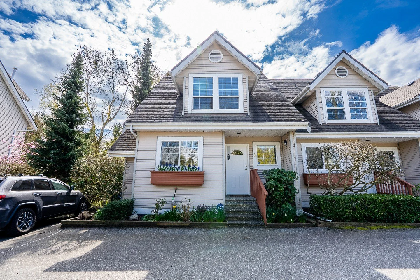 An End-Unit Townhome in Willoughby with a Private Yard. Under $700k.

That's right. No looking into neighbour's houses - you get the pleasure of looking out onto green space.

This beautifully updated 2-storey end unit features a large south-facing b