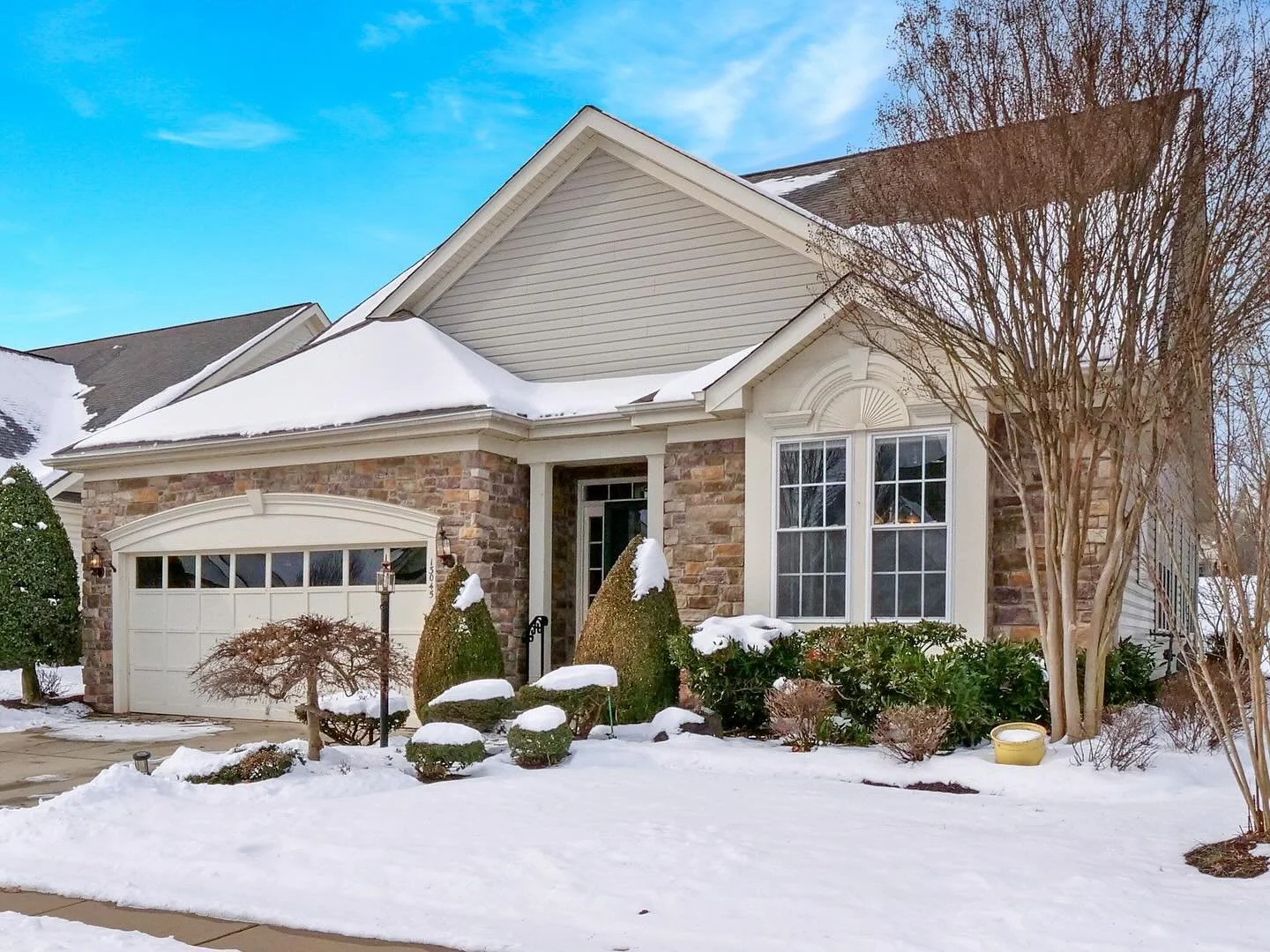 Coming Soon in the prestigious 55+ Heritage Hunt community and it&rsquo;s nothing short of a dream! 🏡 From the serene lake views to the luxurious owner&rsquo;s suite with its vaulted ceilings and dual walk-in closets. 🌅 The gourmet kitchen is a che