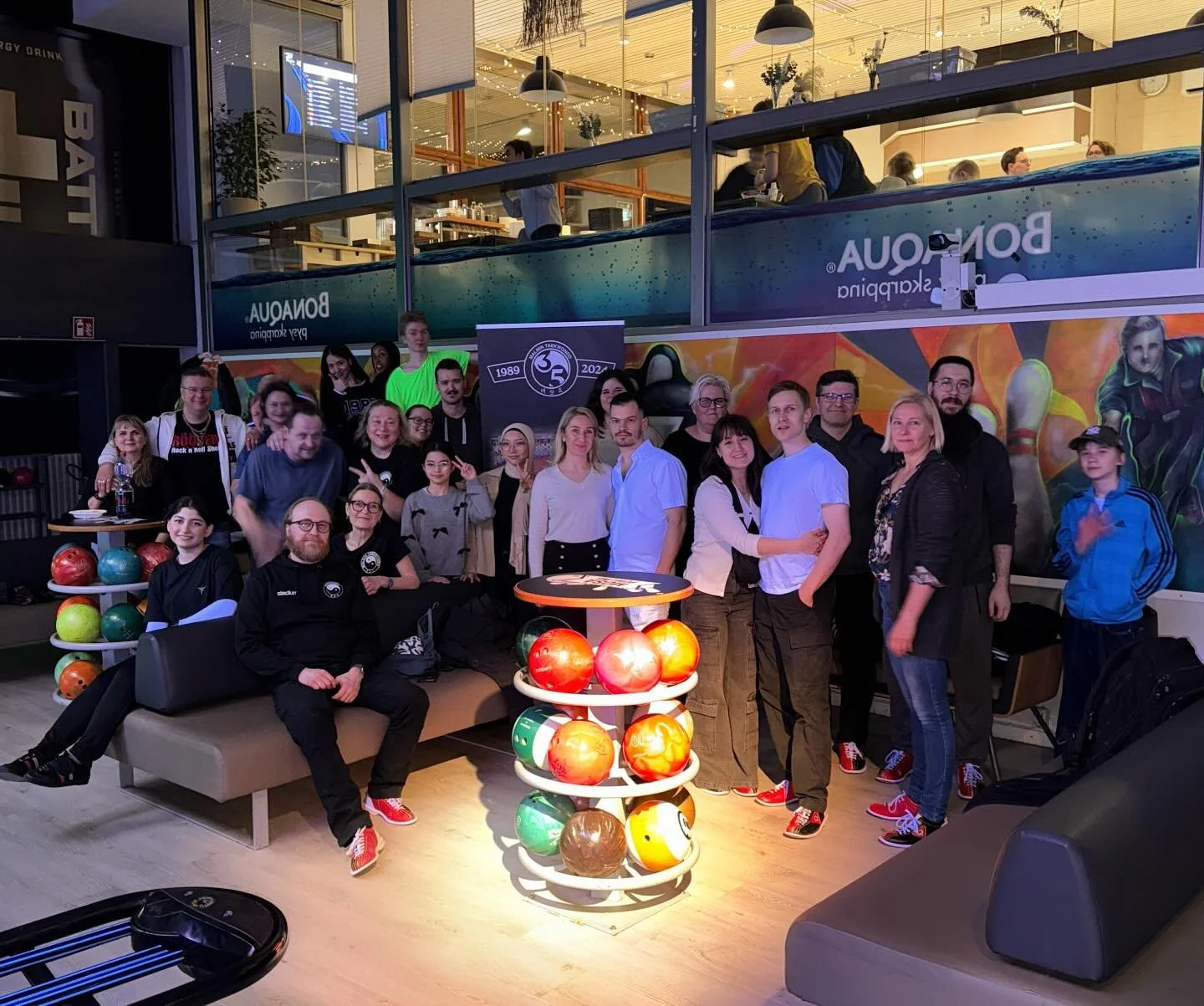 Matolla potkitaan, radalla py&ouml;rit&auml;&auml;n! 🎳🥋 Taekwondo-jengi vaihtoi t&auml;n&auml;&auml;n tatamin keilaradaksi - ja meno oli sen mukaista!🔥Kiitos kaikille seurakavereille ja erityisesti Korean Ambassador&rsquo;s Cup -talkoolaisille, jo