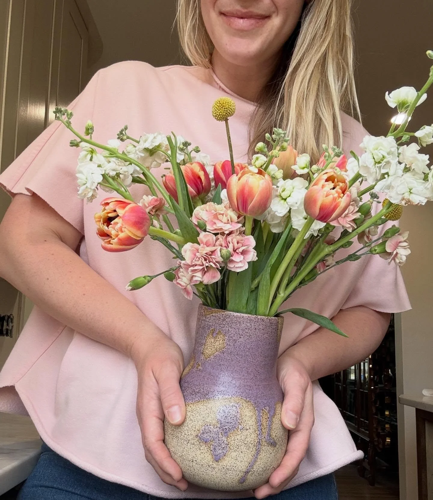 The serendipity of arranging pink blooms in a pink blouse 🌸💞

Let&rsquo;s talk vase colors, are we fans of a neutral vase so the blooms POP or a bit more color play? I find myself gravitating to this mauve vase to build different color stories ✨

T