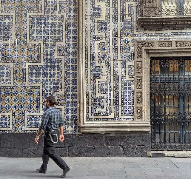 This painted tile exterior brought me instant feelings of Portugal, right in the heart of downtown #cdmx #ihavethisthingwithtiles
.
.
.
.
.
.
.
.
.
.
.
#casadelosazulejos #mexicocity #urbanromantix #whereitravel #liveauthentic #travelgram #travelblog