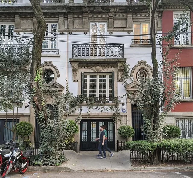 The gorgeous streets of Roma Norte and La Condesa provide a lush and lively scene to explore 🇲🇽 #mexicocity #cdmx
.
.
.
.
.
.
.
.
.
.
.
.
#romanorte #mexico #urbanromantix #whereitravel #liveauthentic #travelgram #travelblogger #travel #travelphoto