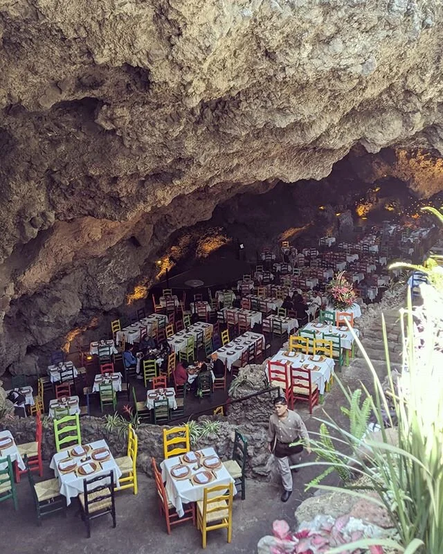 Yes, it's touristy, but who am I to pass on the chance to lunch inside a giant cave next to ancient pyramids? 🇲🇽 #cdmx #cavedining
.
.
.
.
.
.
.
.
.
.
.
.
#lagruta #Teotihuacan #UNESCO #pyramidofthesun #mexicocity #urbanromantix #whereitravel #live