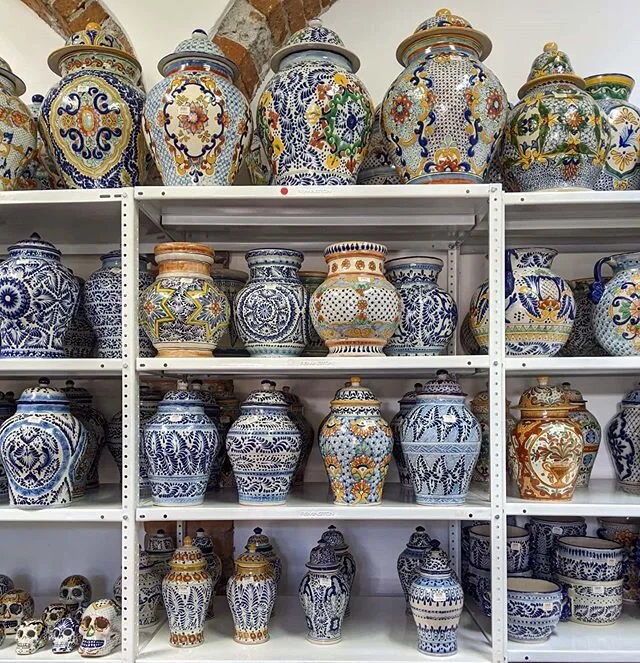 I couldn't resist buying some pottery at the fabulous Talavera de la Luz, located just outside Puebla's historic center. 🏺 🇲🇽 .
.
.
.
.
.
.
.
.
#puebla #pottery #UNESCO #mexico #urbanromantix #whereitravel #liveauthentic #travelgram #travelblogger