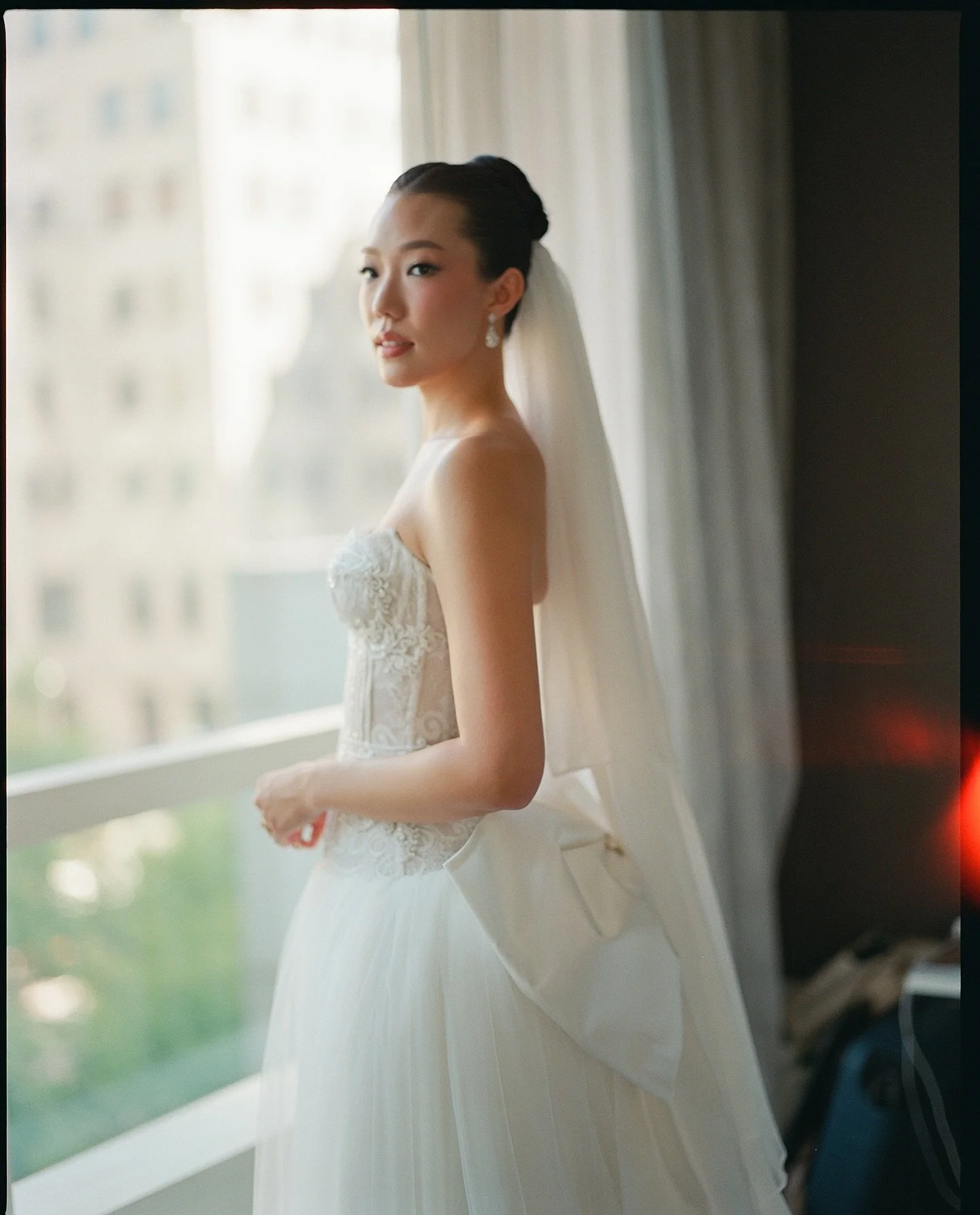 An absolute dream to be able to shoot these two and their wedding day in Brooklyn 
Minna &amp; Justin married at the River Cafe

Photo @hillerweddings 
Planning @chelseasongevents 
Content @hausofdevaneio 
Venue &amp; Catering @therivercafe 
Cake @ve