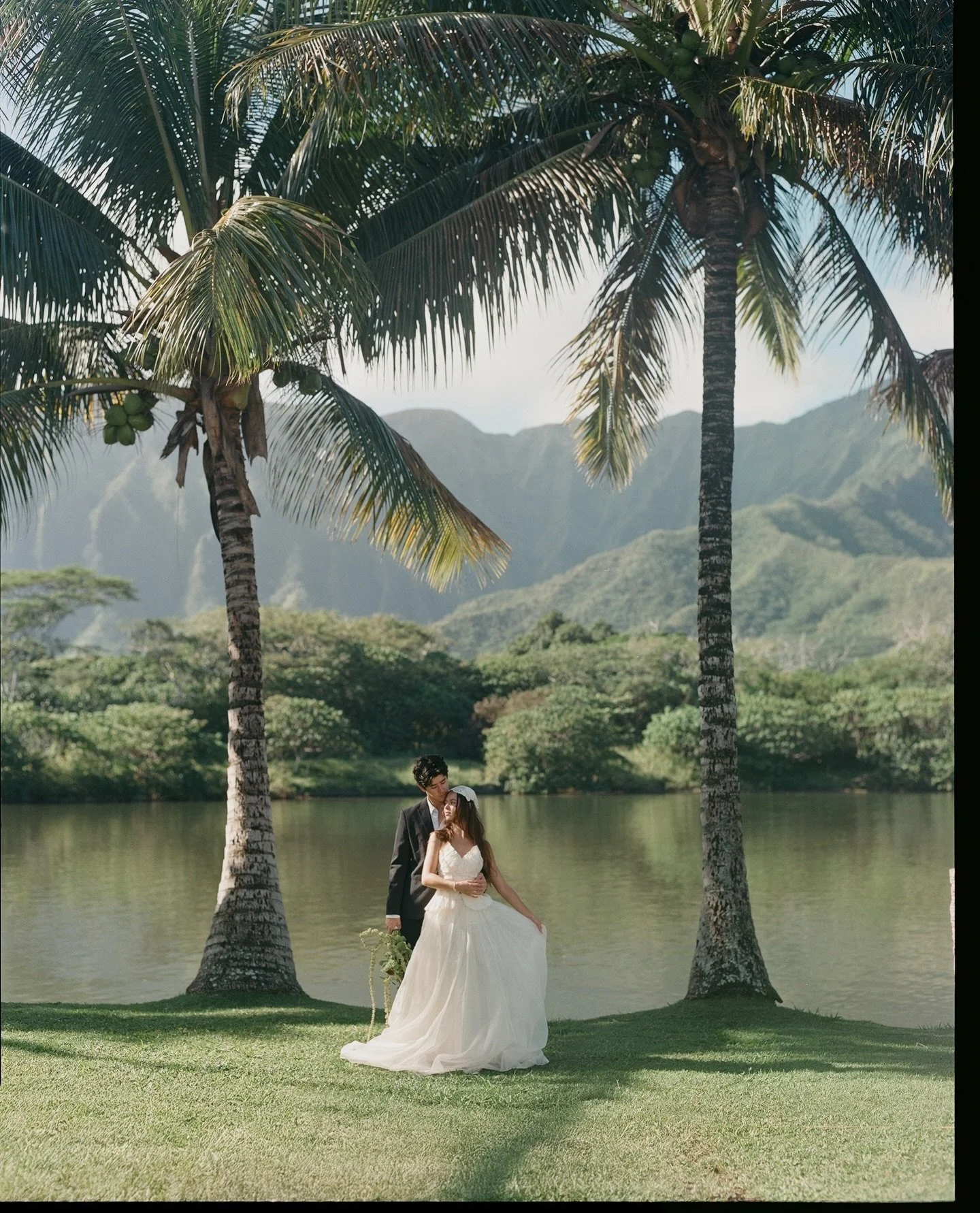 An ideal elopement spot! Been sooo excited to share the photos from our retreat we hosted on Oahu -shot on film 

Hosts: @aluminacollective @hillerweddings @hillerphotographyy @summ_shine 
Dress @odylynetheceremony 
Florals @styledwithanna 
Couple @m