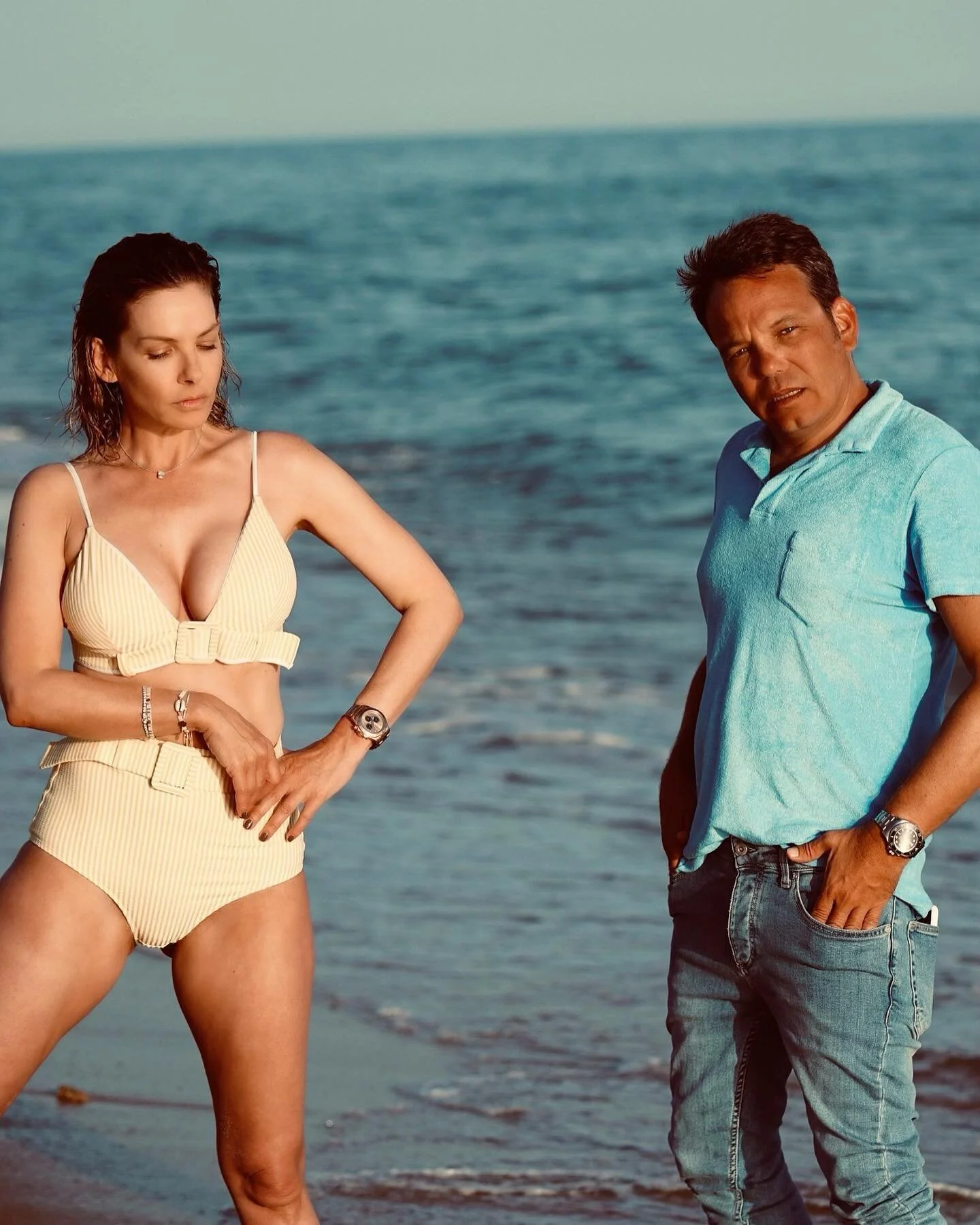 Who wore it better ? Such a fun day yesterday with @robertpopperuk inspired by @orlebarbrown 👕. 
Love this high waist bikini @evarae_  you can find the link on my blog shop below #whatsarahloves :
.
.
 https://www.sarahnicollieruk.com/fashion OR lin