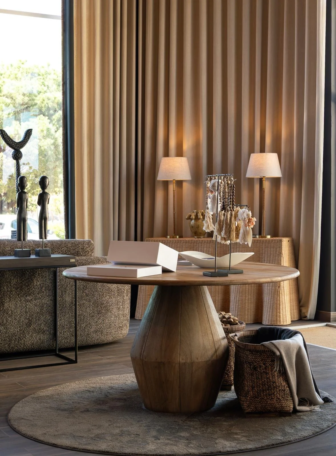 interiro-designer-sarah-nicollier-algarve-table-chair.jpeg
