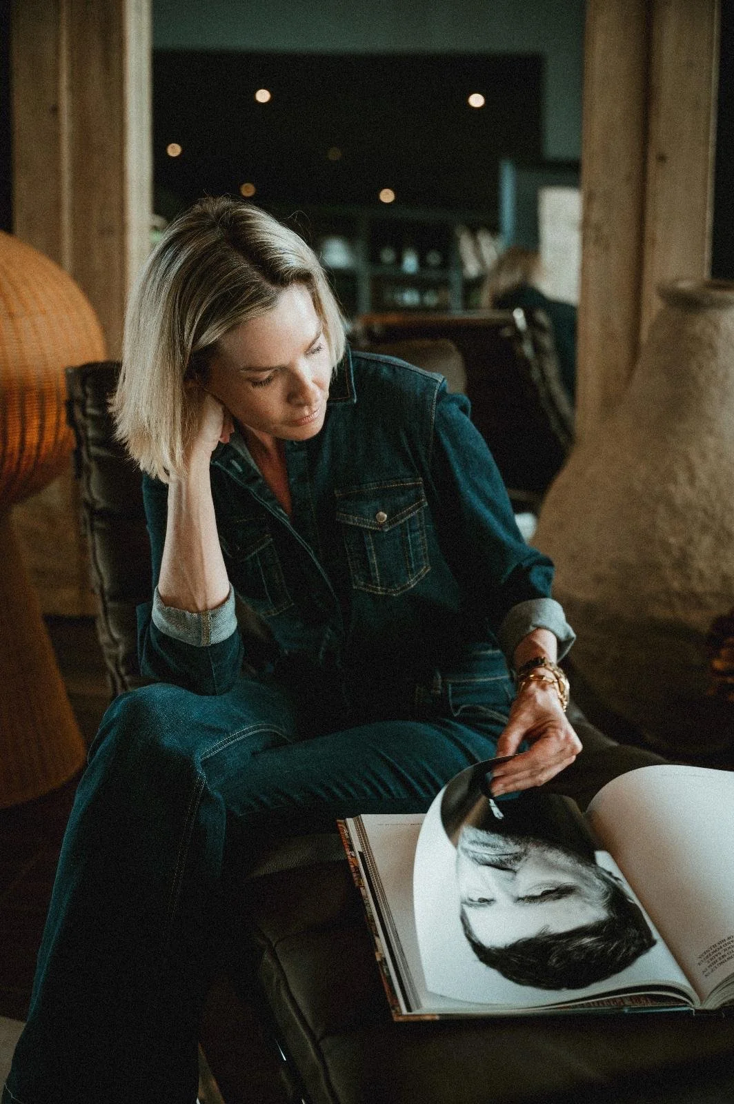 Sarah Nicollier reading interior design magazine