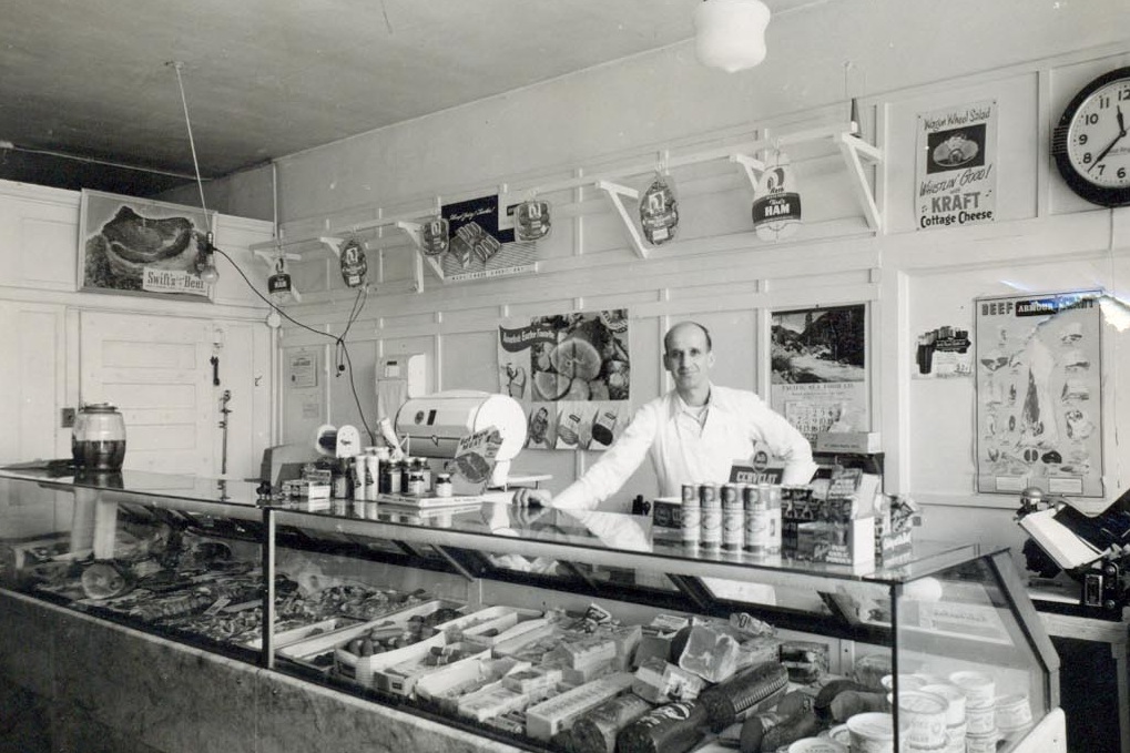 Dad+in+his+meat+mkt+1950%27s.jpg
