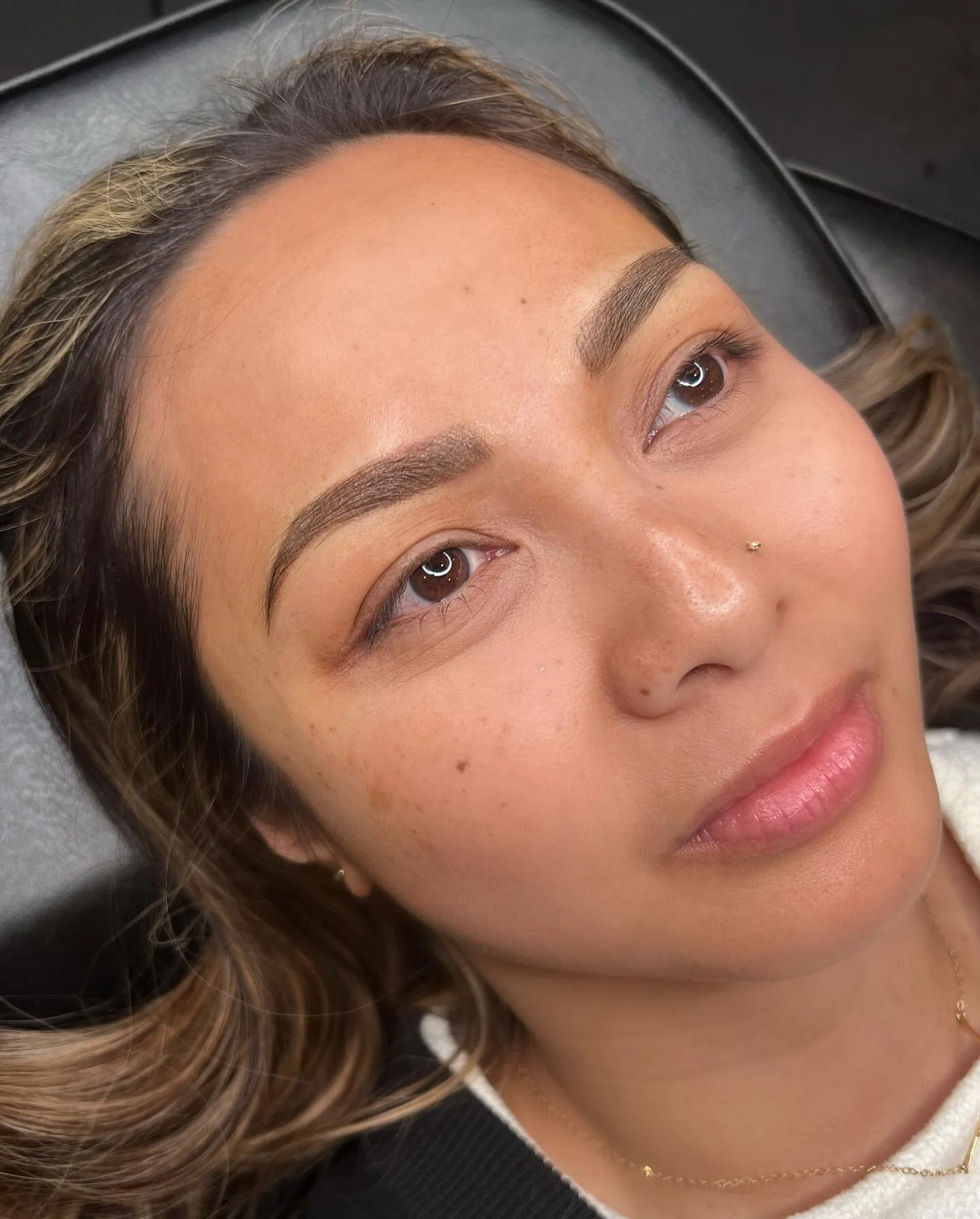 Powder Brow for a long lasting makeup look ✨

Swipe to see her before &mdash;&mdash;&gt;