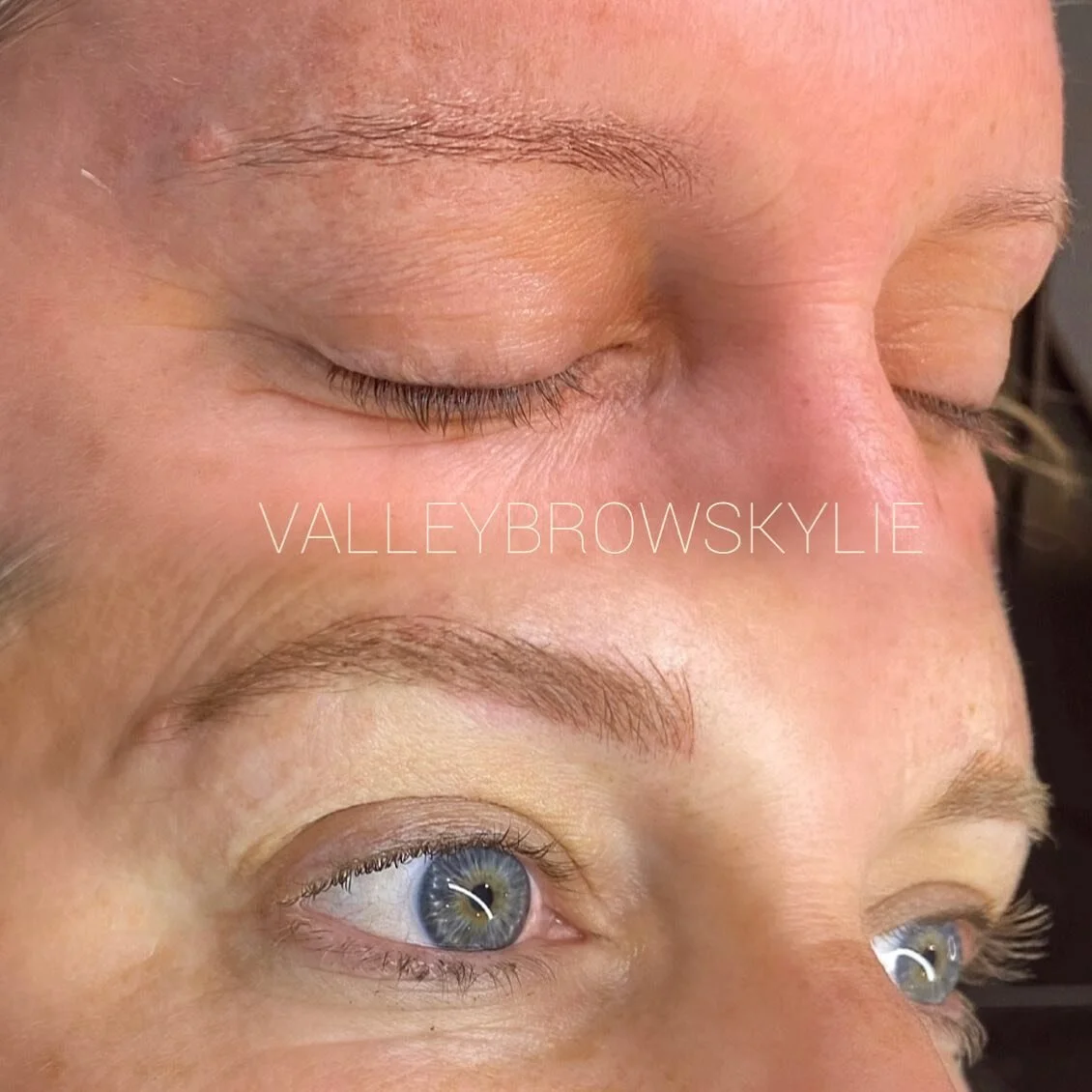 Natural microblading for these beautiful blonde brows. We added some arch to open up her brows and accentuate those stunning blue eyes! 

@browdaddy Berry blonde/ Honey magic 
@bowleresthetics 
@cosmeticinksoap 

#valleybrows #valleybrowskylie #valle