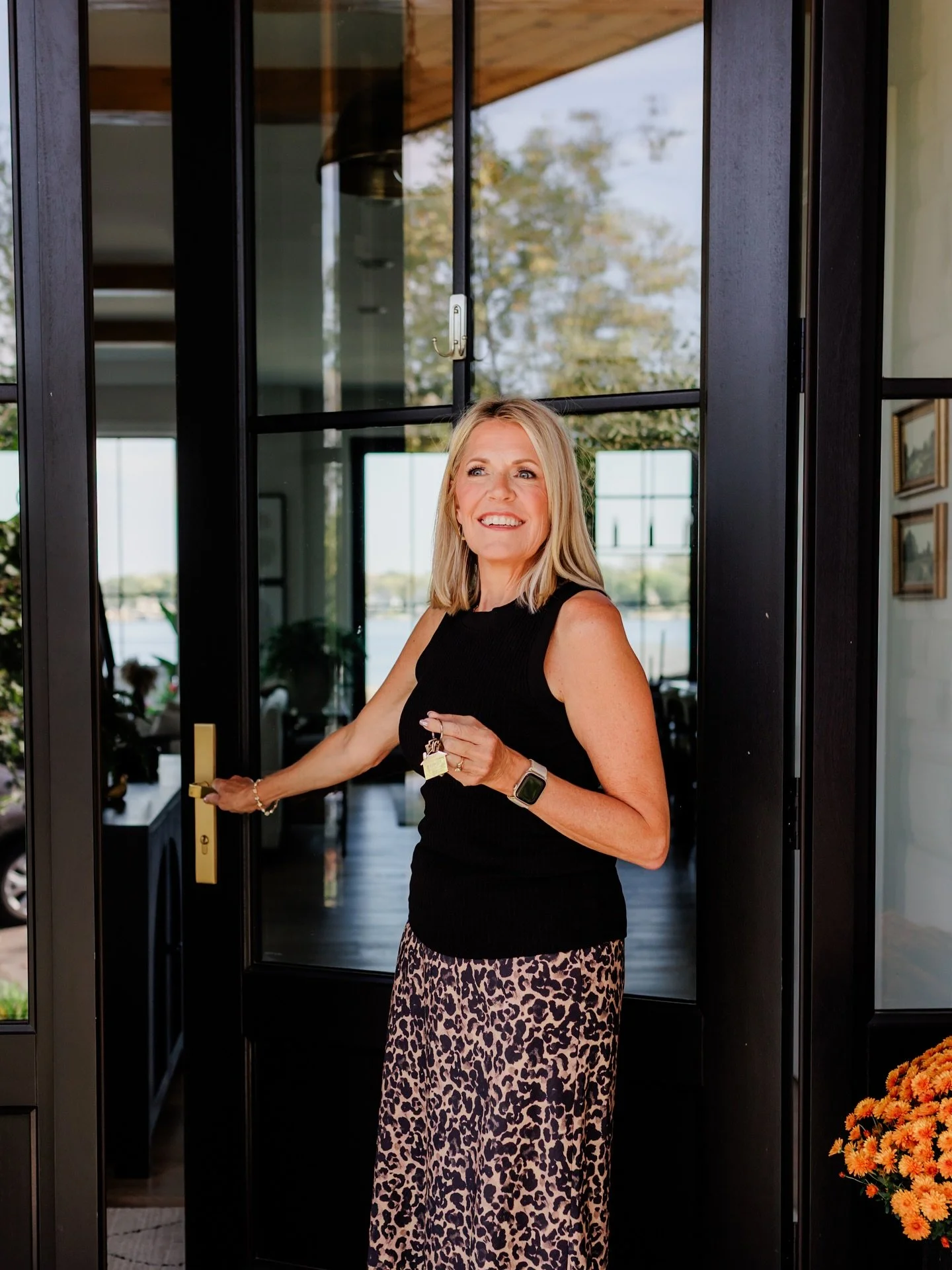 Realtor brand photos sneak peek! 📸🍁 Can you believe just 1.5 hours in front of the camera can give you MONTHS of fresh content for your website, social media, and beyond?

🍂 Fall photoshoots are now booking&mdash;let&rsquo;s batch your content and