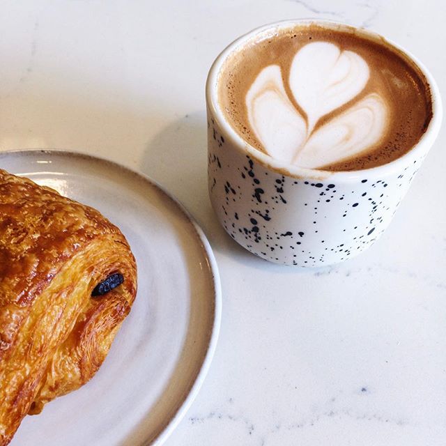 Happy Saturday! I’m in love with another new coffee shop in town. It’s adorable and I love their dish ware. 😂❤️🙌🏼
.
#coffeetime #localcoffeeshop #cafelife #cafevibes #weekend #annacupofcoffee