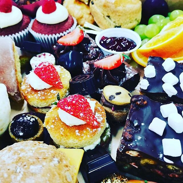 Still plenty of time to order your #gourmetgiftbox for Father's Day.  Delivery slots are filling up!! A new local supplier will be announced tomorrow.... #afternoontea #shoplocal  #charcuterie #corkcity #localbusiness #familybusiness #hannahskitchen