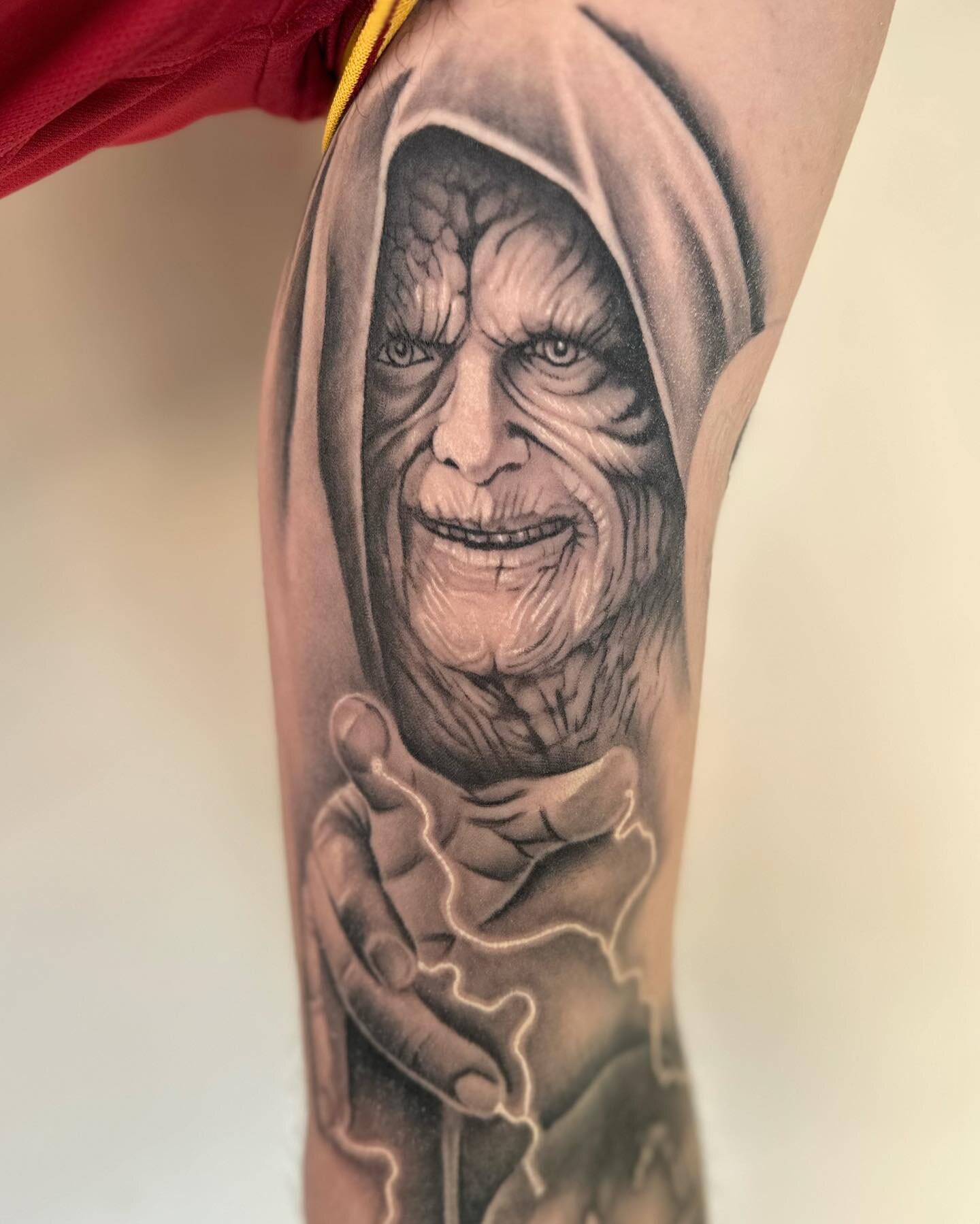 A healed shot of Darth Sidious on Callum. Made in one day session a few weeks ago, a really fun one to tattoo ✨
.
.
.
.
.
#darthsidious #emperorpalpatine #starwars #starwarstattoo #tattoos #blackandgreytattoo #tattooed #manchestertattoo #realistictat