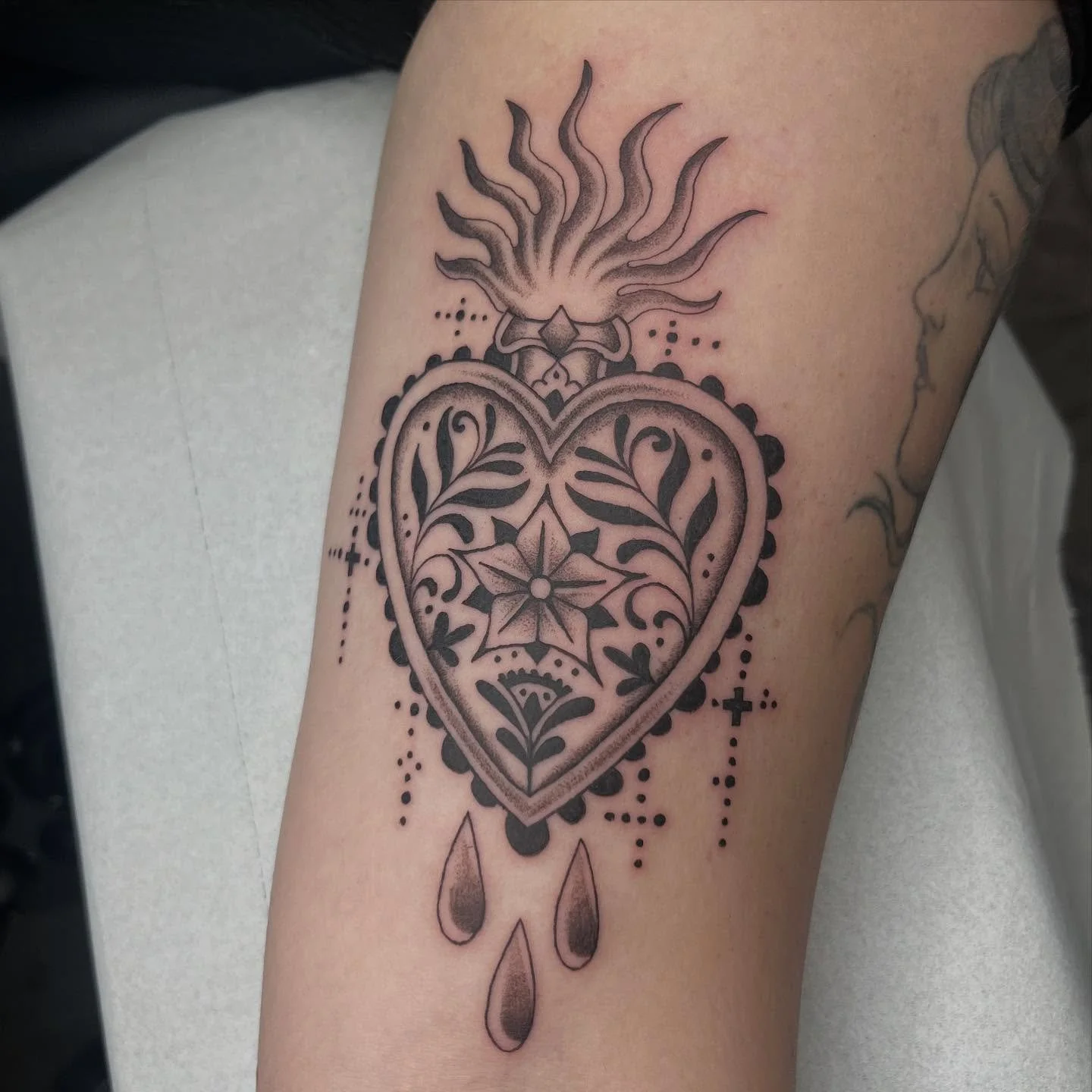 Ornamental sacred heart, would love to do more like this ❣️

#tradtattoo #americantraditionaltattoo #americantrad #traditional #traditionaltattooing #traditionalflashtattoo #tattoomanchester #manchestertattoo #manchestertattooist #manchestertattooart